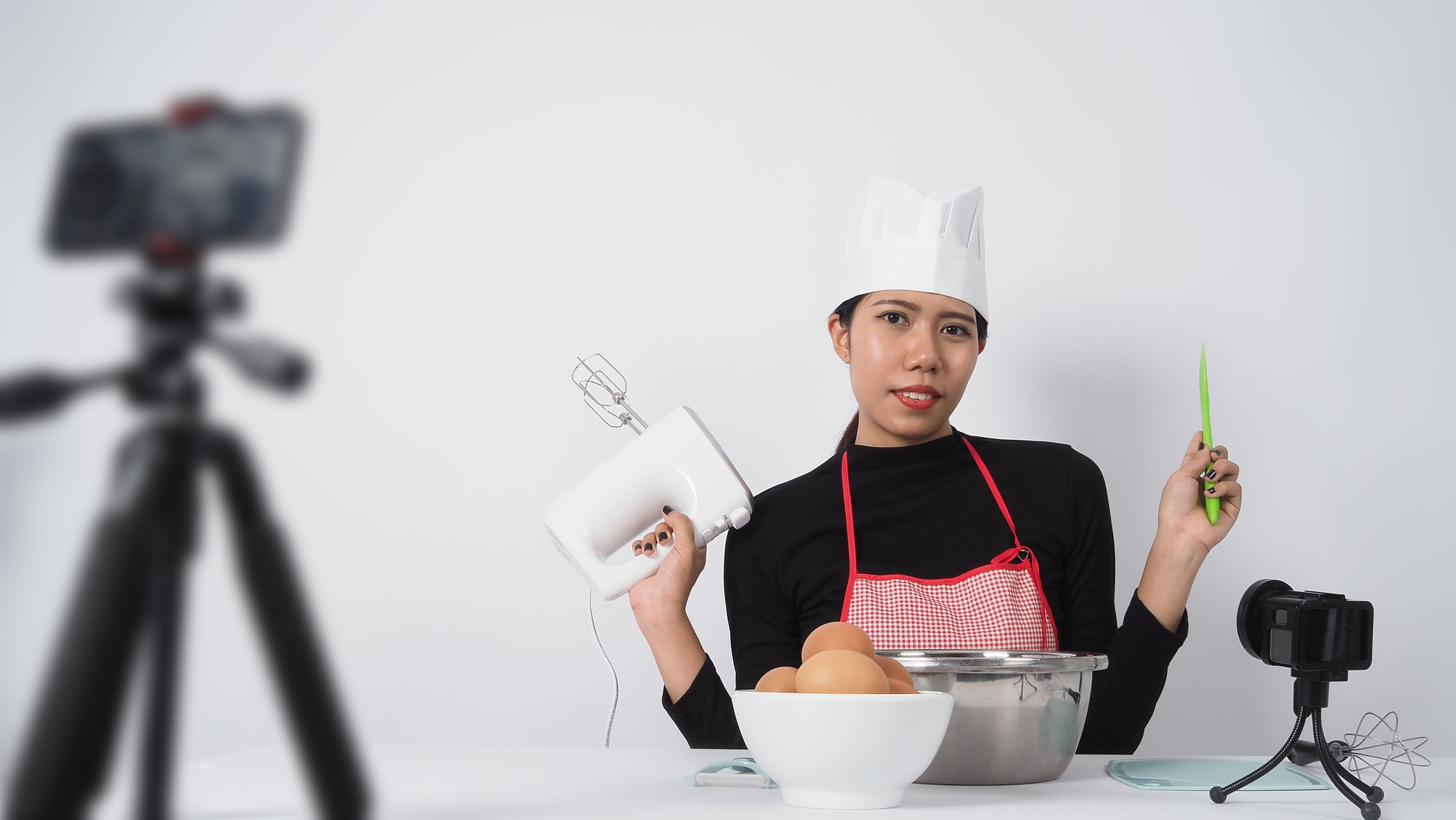 Chef mostrando técnica frente a cámara en curso online
