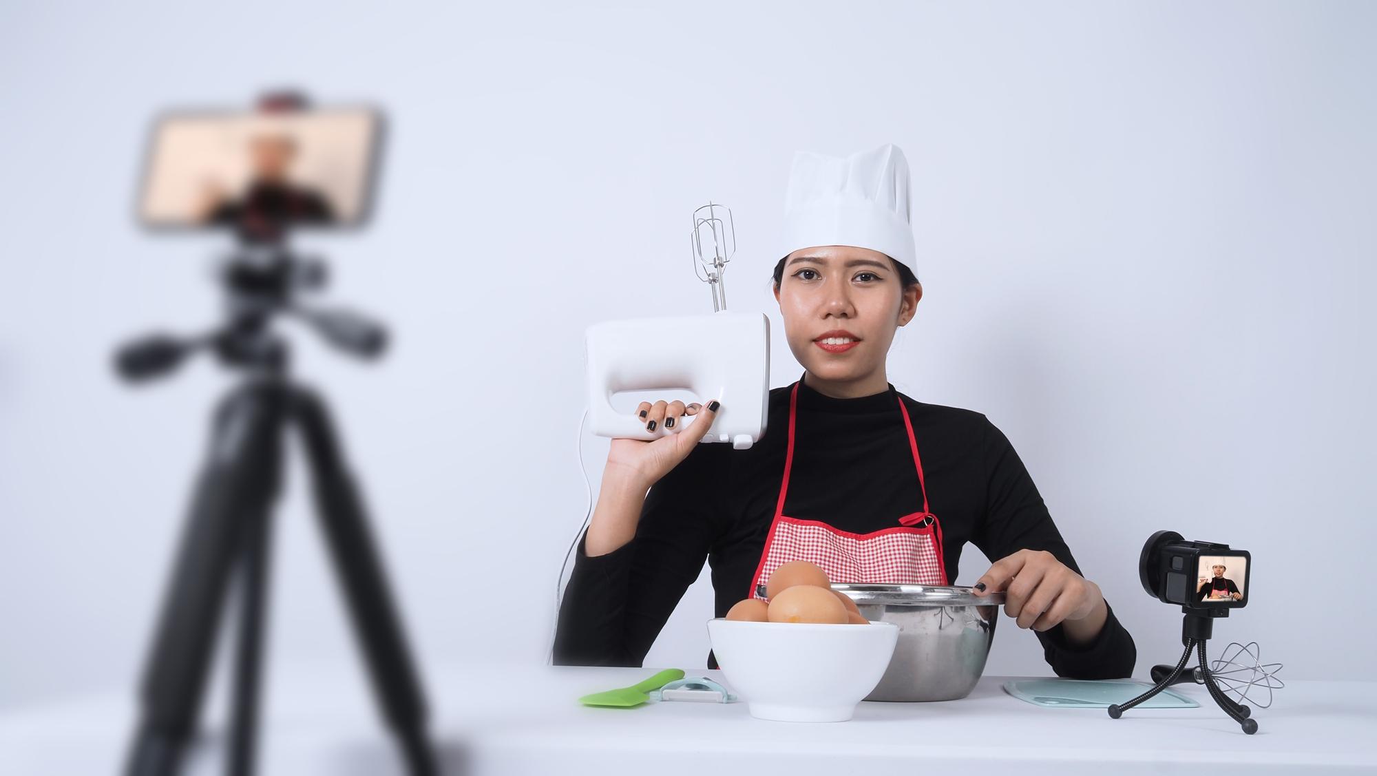 Clase en vivo con chef mostrando técnica