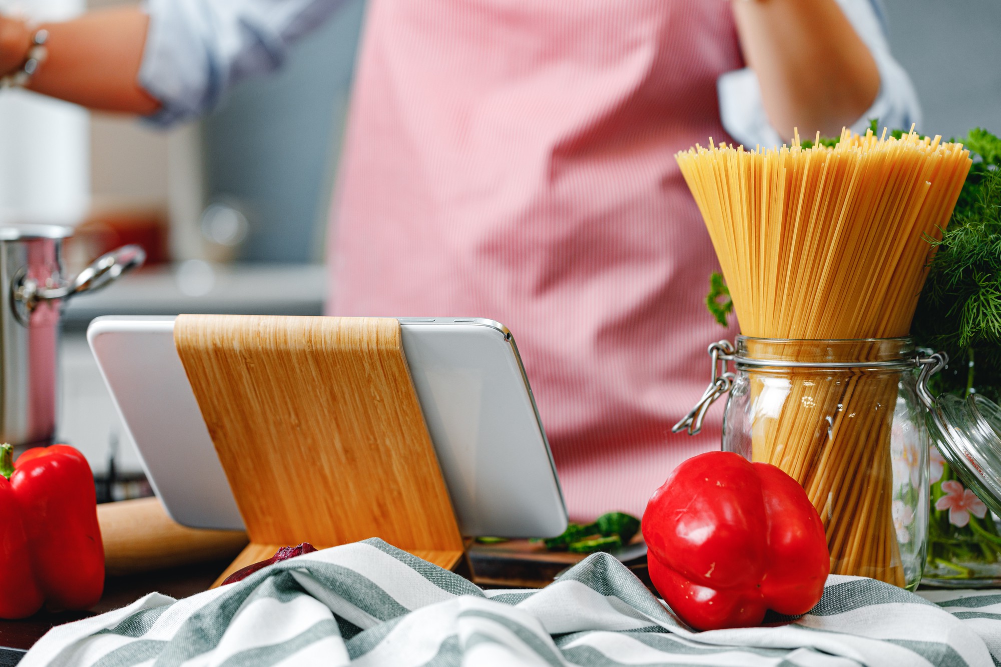 Estación de trabajo con ingredientes y utensilios